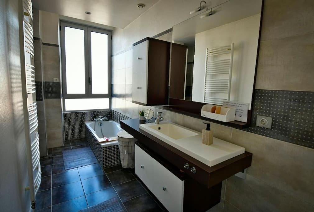 Grand Appartement De Haut Standing En Centre-Ville 몽뤼꽁 외부 사진